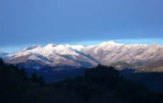 neige sous le ciel bleu